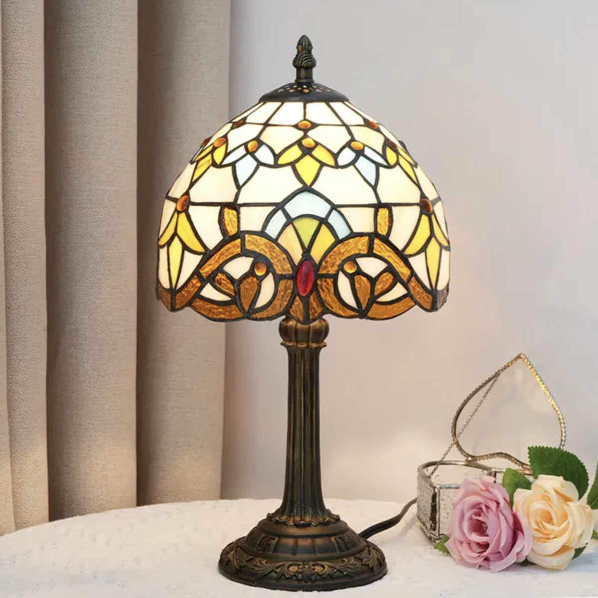 Elegant Stained Glass Table Lamp for Cozy Home Lighting