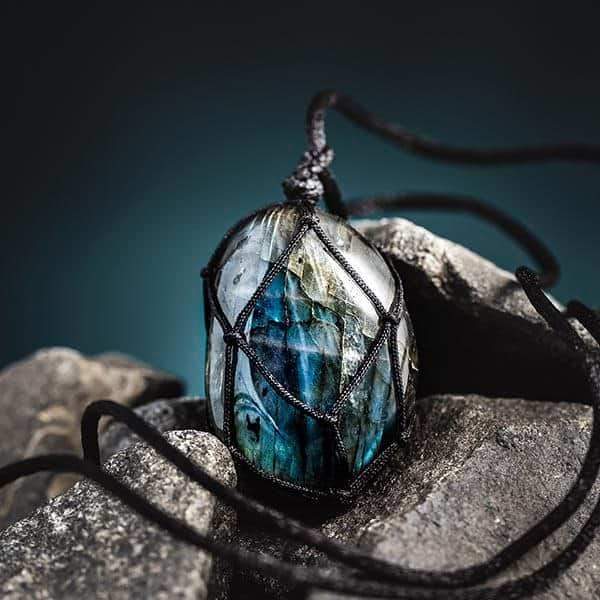 Bold Labradorite Pendant Necklace for Women's Empowerment - Yeezlab