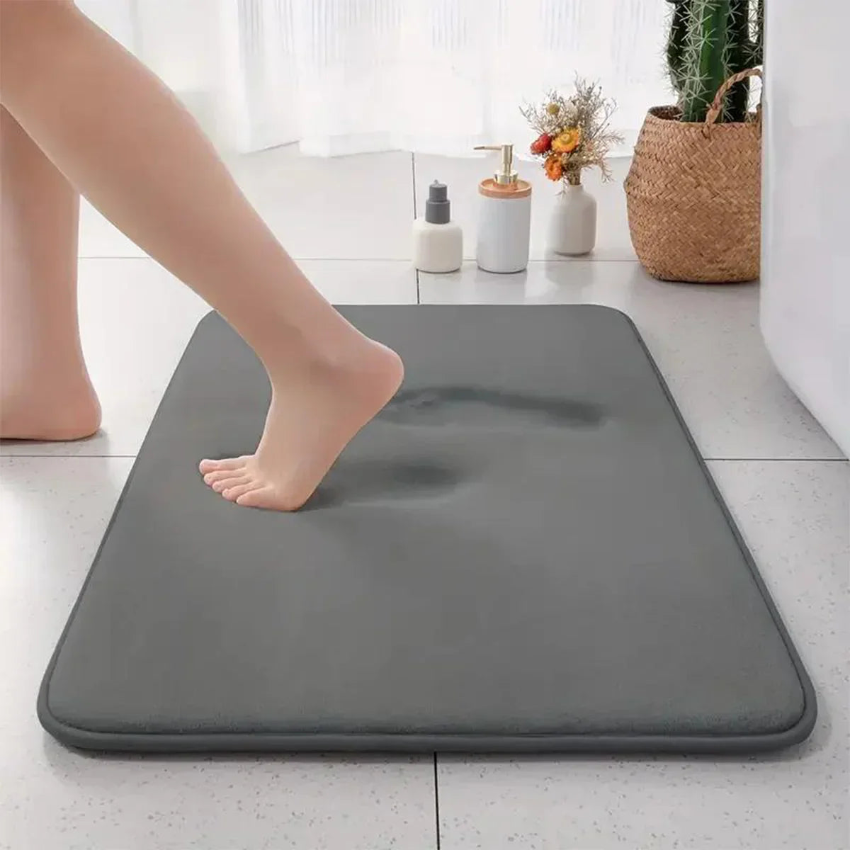 Plush Soft Anti-Slip Bathroom Mat with Absorbent Flannel