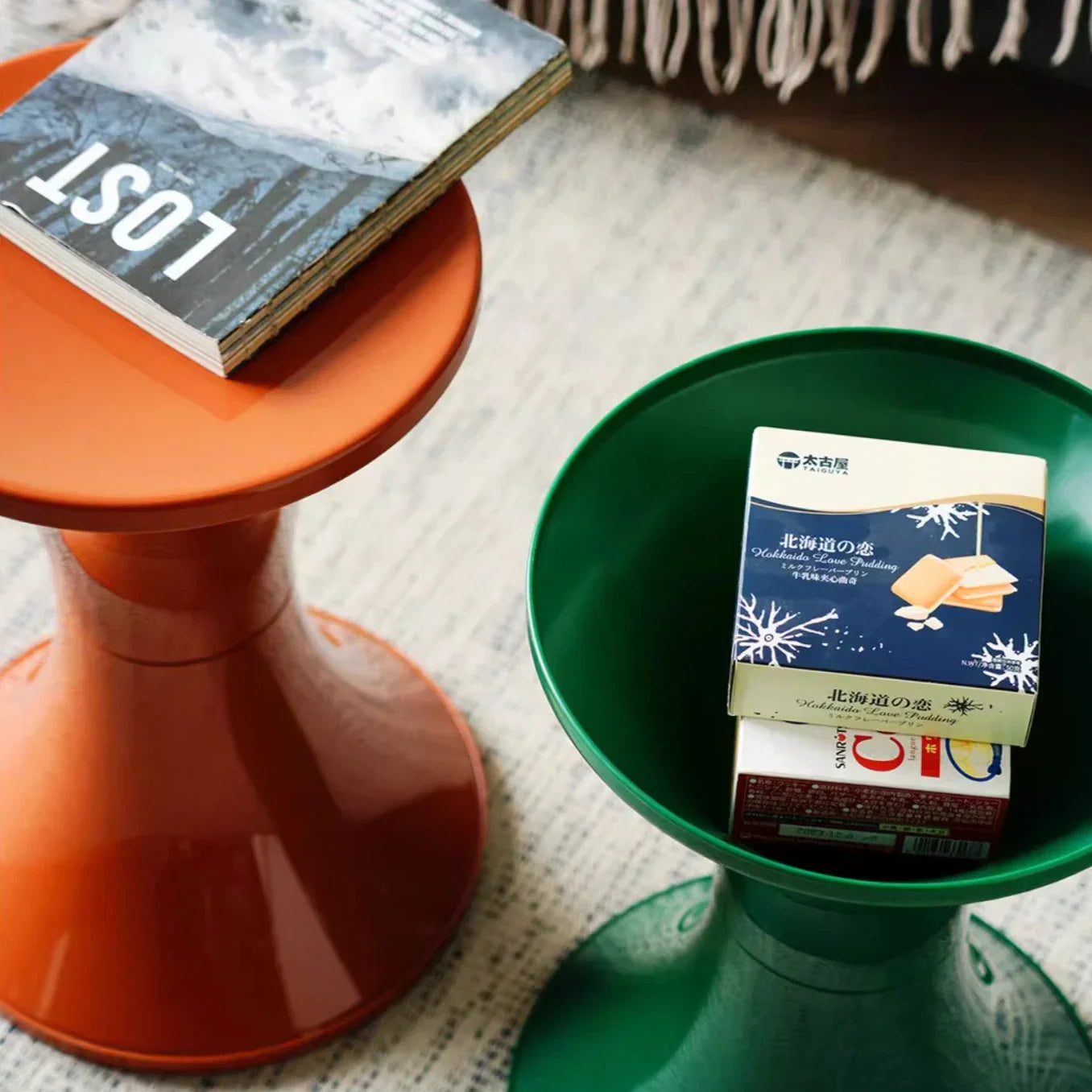 Stylish Plastic End Table with Wide Hourglass Shape