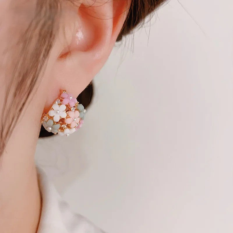 Luxurious White Pearl Flower Stud Earrings
